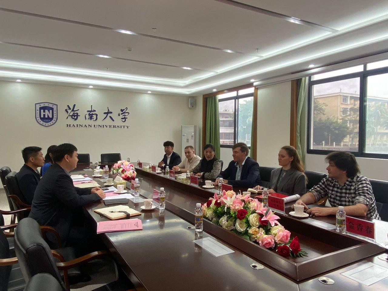 An HPCLab employee as part of a delegation from National Research Nuclear University MEPhI visited Hainan University